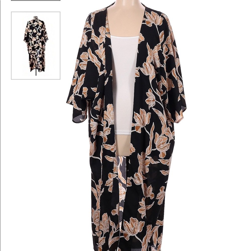 Kimono/ Robe. Flowy, floral print.